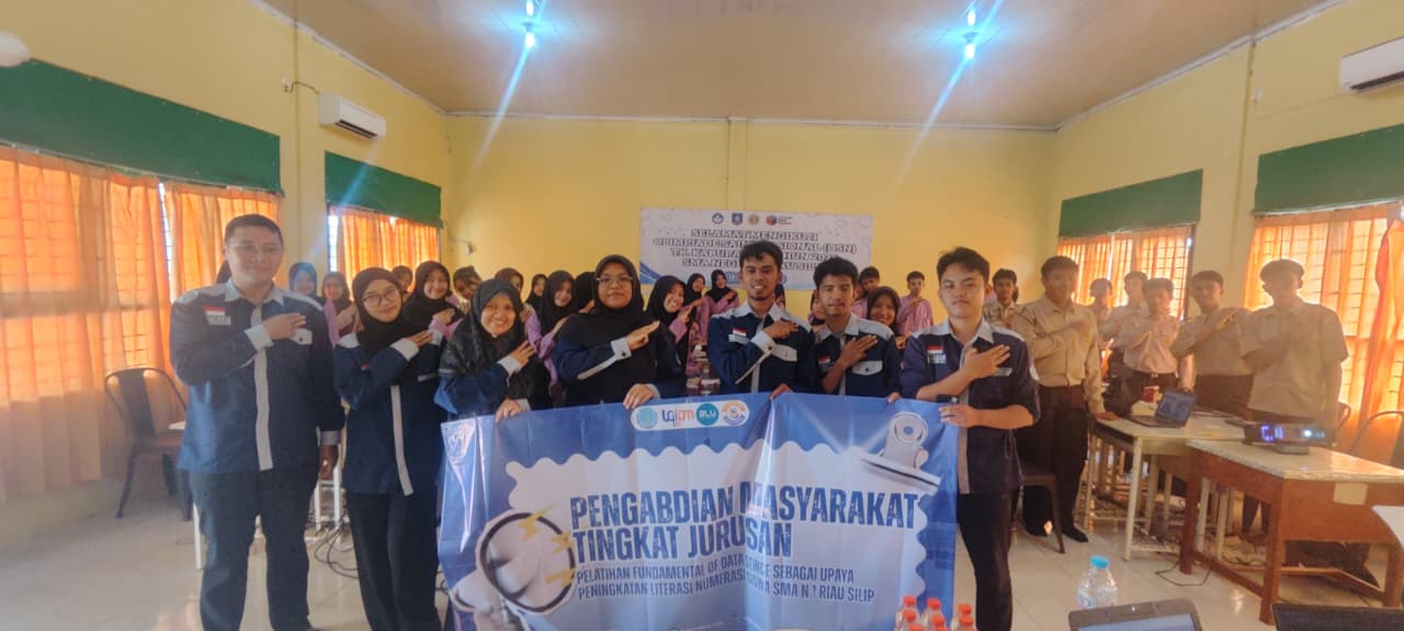 Tingkatkan Literasi Digital Siswa, Tim PMTJ Matematika UBB Gelar Pelatihan Fundamental of Data Science di SMAN 1 Riau Silip